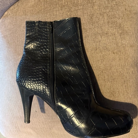 Audrey Brooke Oxford Tisha Midboot, size 6.5 - Picture 7 of 9